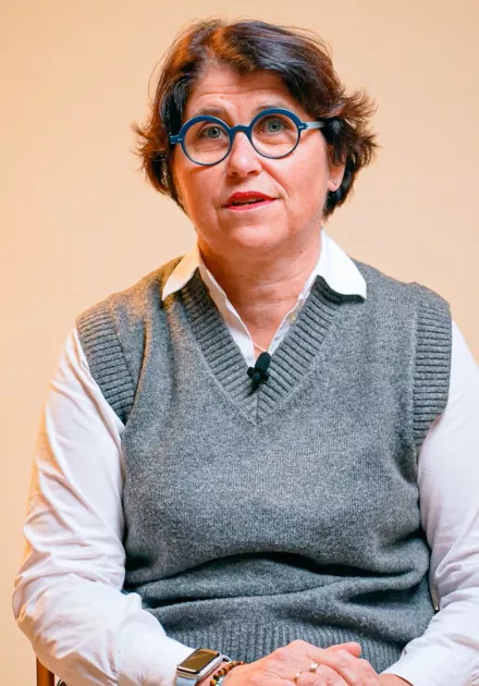 l'intervenante est assise sur une chaise