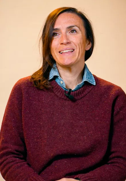 l'intervenante est assise sur une chaise