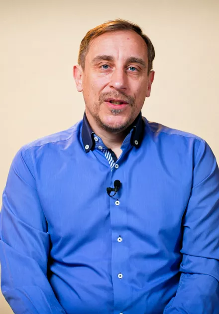 L'intervenant est assis sur une chaise face à la caméra