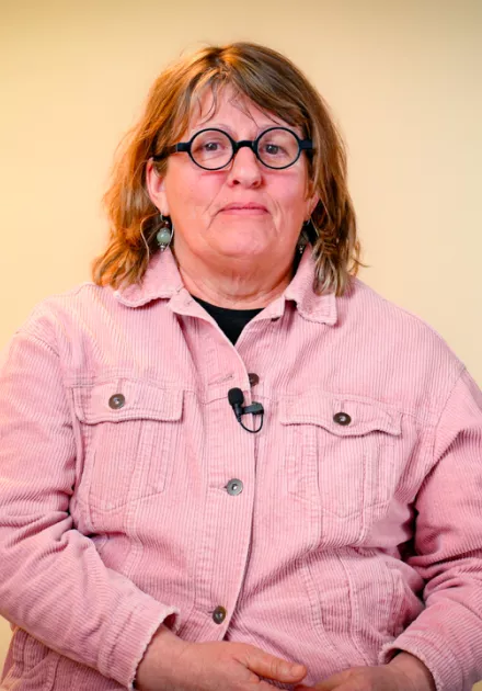 l'intervenante est assise sur une chaise