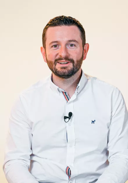 L'intervenant est assis sur une chaise