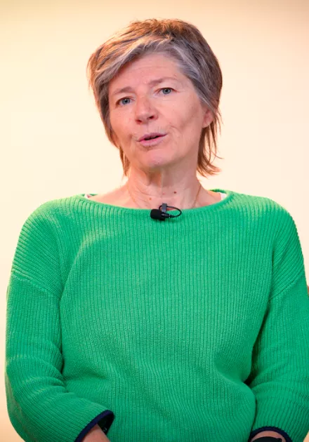 l'intervenante est assise sur une chaise