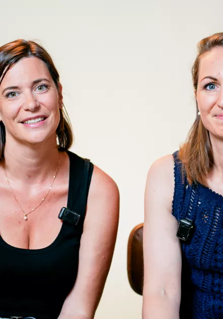 Photo d'Élodie Bessière et Caroline Meyer qui s'expriment face caméra