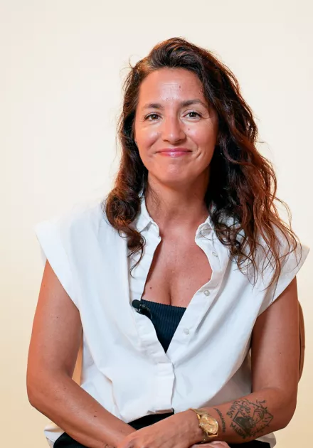 photo de Jessica Mazelle assise face caméra qui témoigne