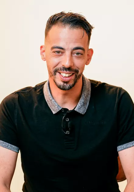 photo de Samir Mahammedi qui témoigne assis face caméra