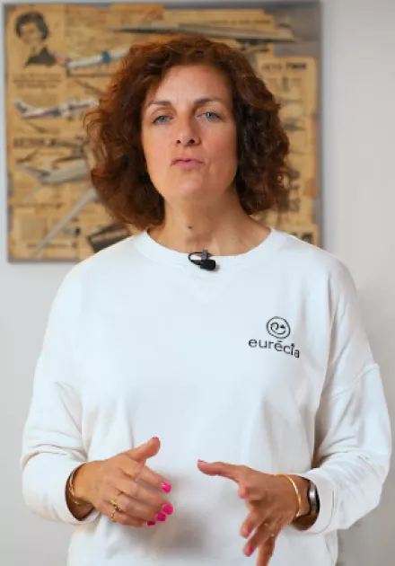 Pauline d'Eurécia présente le registre unique du personnel