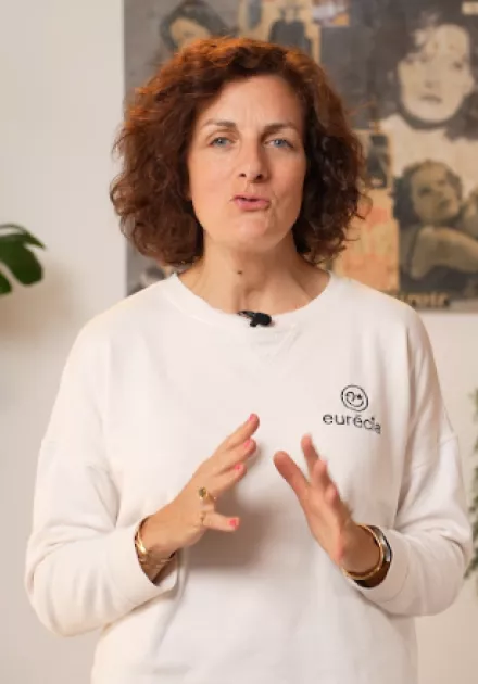 Pauline d'Eurécia présente le livret d'accueil