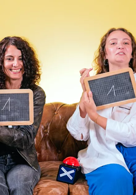 deux témoins répondent aux questions face caméra