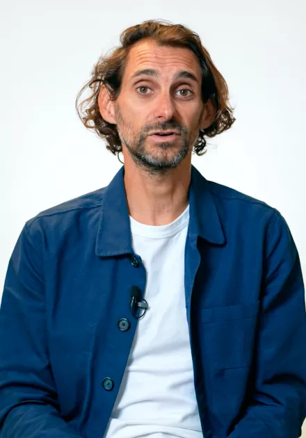 Antoine témoigne assis face caméra