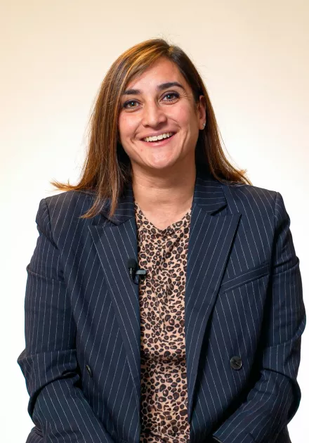 Ju témoigne face caméra.