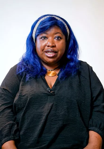 Clémentine Renaud témoigne assise face caméra