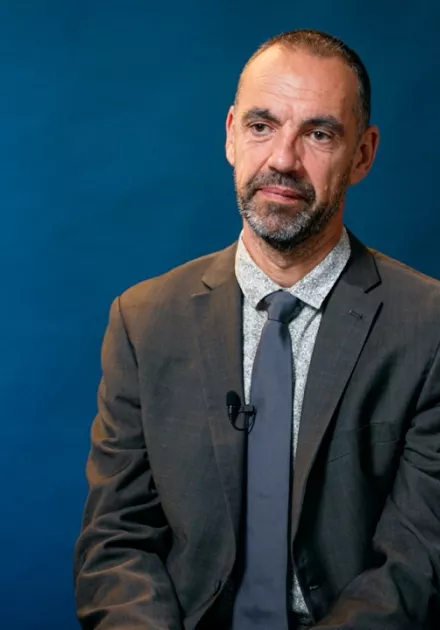 Landry Bourguignon témoigne assis face caméra