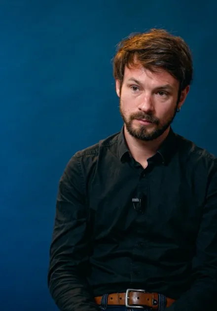 Adrien Lusinchi témoigne assis face caméra