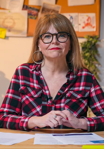 La journaliste décrypte l'étude assise face caméra.