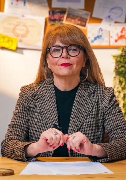 La journaliste décrypte l'étude assise face caméra.