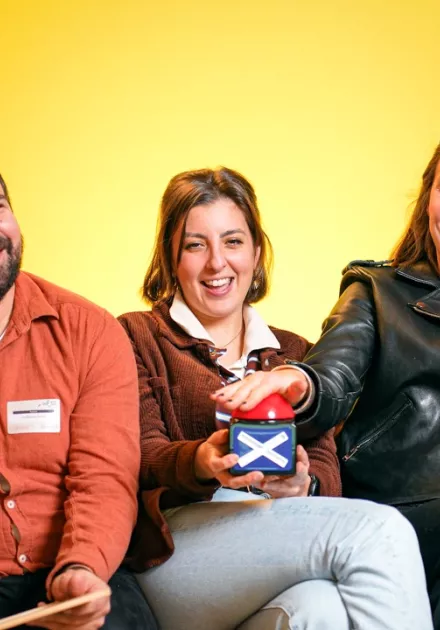 trois témoins répondent aux questions face caméra