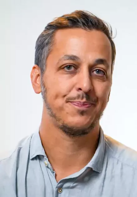 Un des témoins est assis et s'exprime face caméra