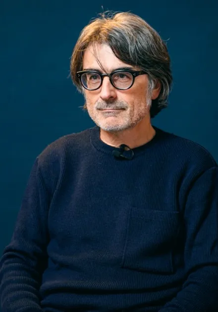 témoin assis face caméra