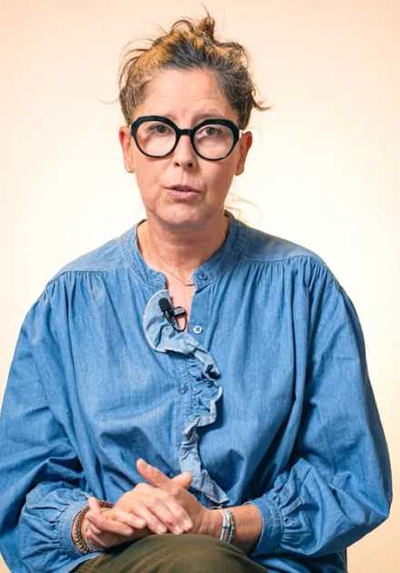 témoin assis face caméra