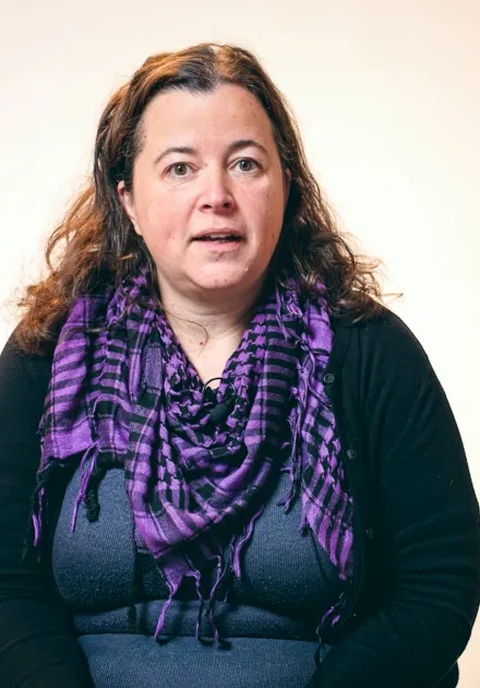 Stéphanie témoigne assise face caméra