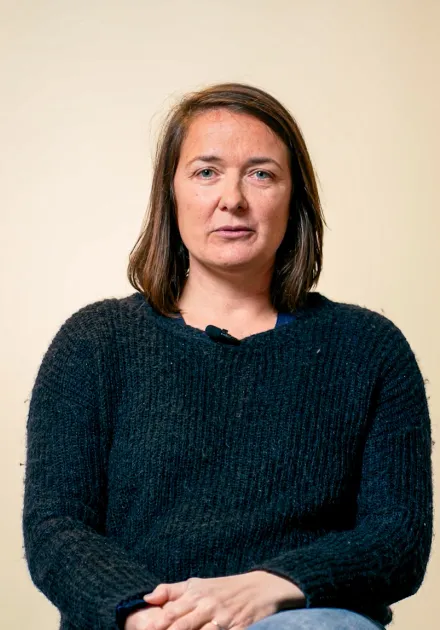 Laure Enjalbert témoigne face caméra.