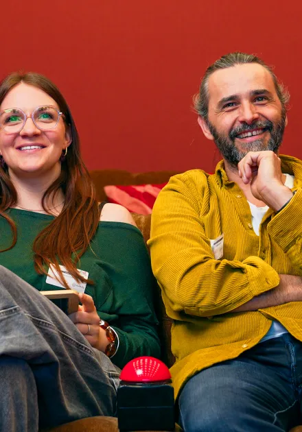 Les témoins répondent aux questions face caméra