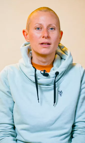 l'intervenante est assise sur une chaise