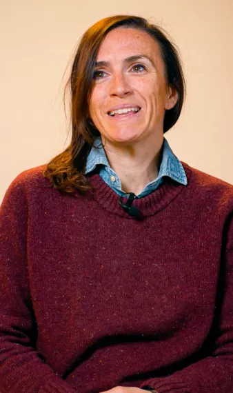 l'intervenante est assise sur une chaise