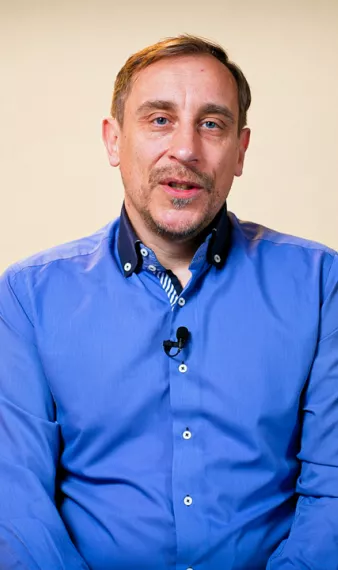 L'intervenant est assis sur une chaise face à la caméra