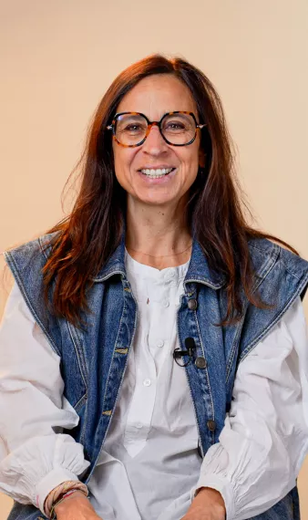 L'intervenante est assise sur une chaise