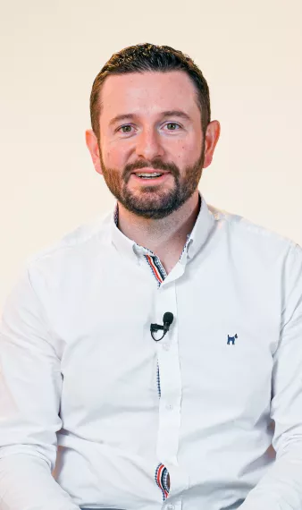 L'intervenant est assis sur une chaise