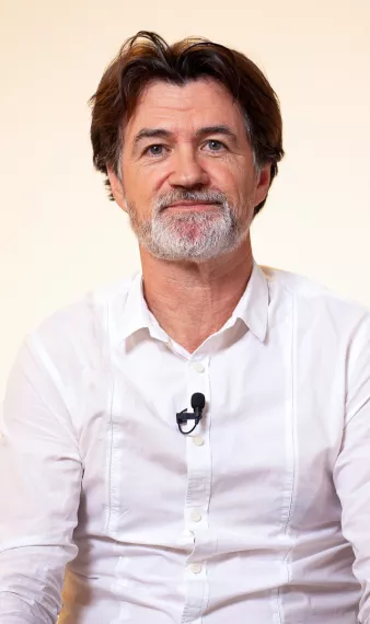 L'intervenant est assis sur une chaise