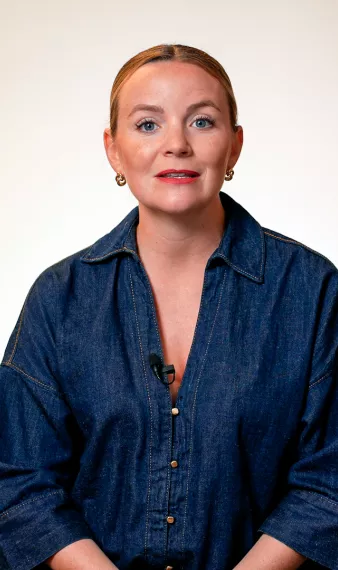 Amélie témoigne de son expérience face caméra.