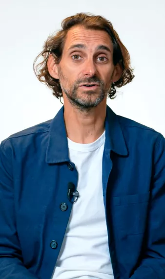 Antoine témoigne assis face caméra