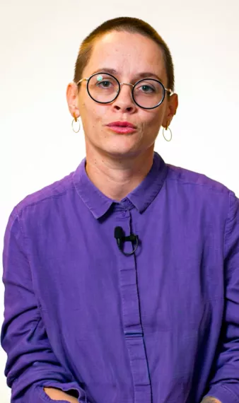 Mélissa Kieny s'exprime face caméra.