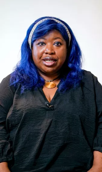 Clémentine Renaud témoigne assise face caméra