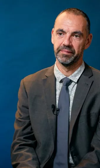 Landry Bourguignon témoigne assis face caméra