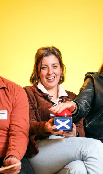 trois témoins répondent aux questions face caméra