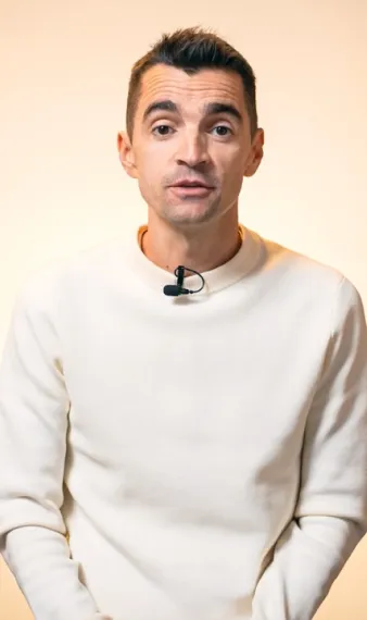 témoin assis face caméra