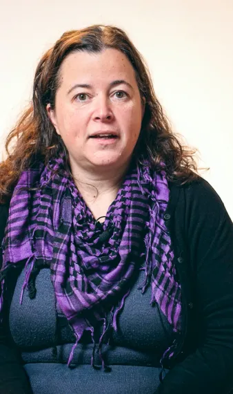 Stéphanie témoigne assise face caméra